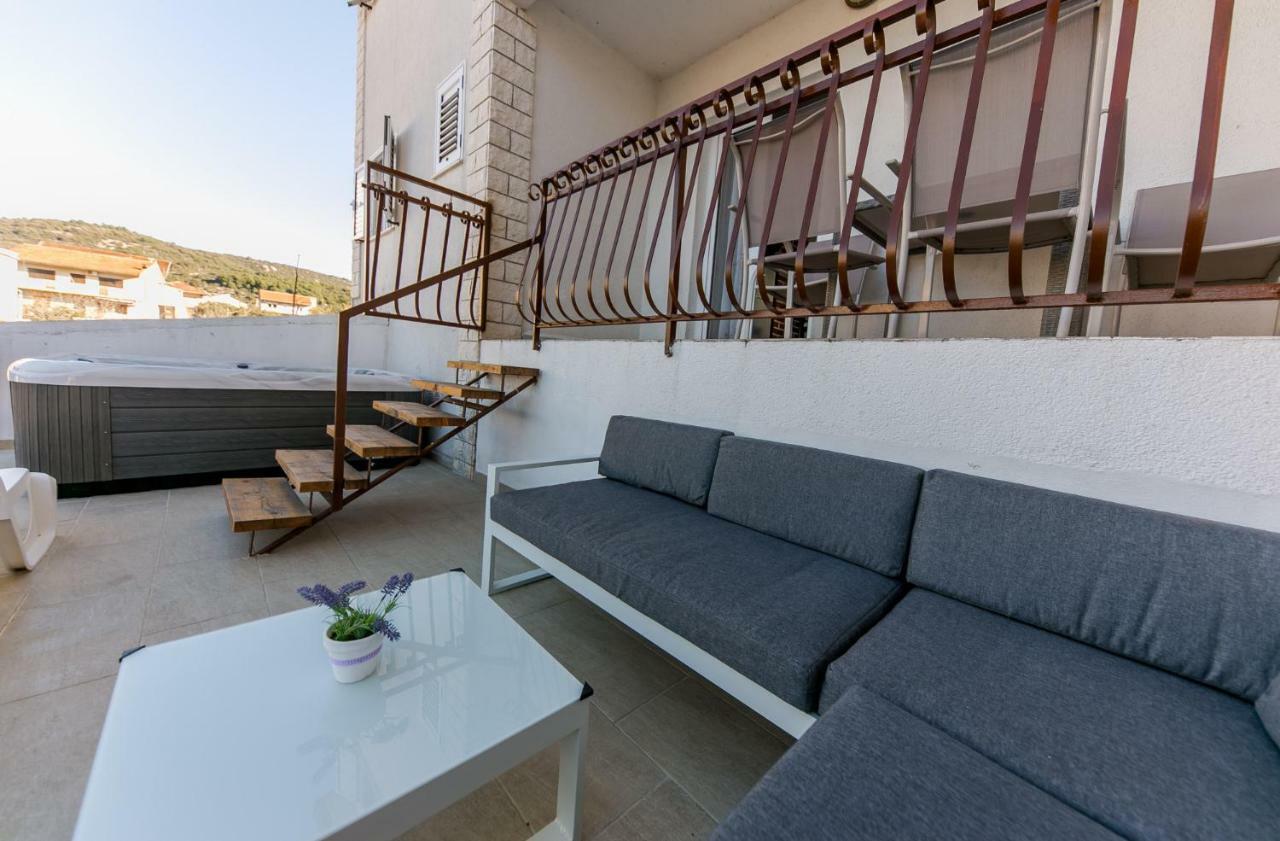 Apartments Mate Vinišće Exterior foto